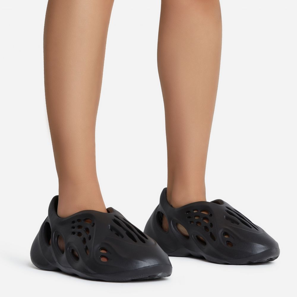 Super-Bass Cut Out Detail Slip On In Black Rubber